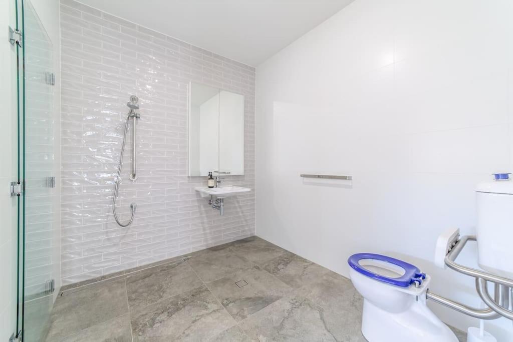 Capri Waterfront Resort-Style 5BR & Pool