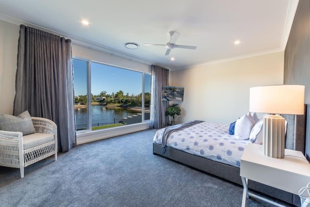Capri Waterfront Resort-Style 5BR & Pool