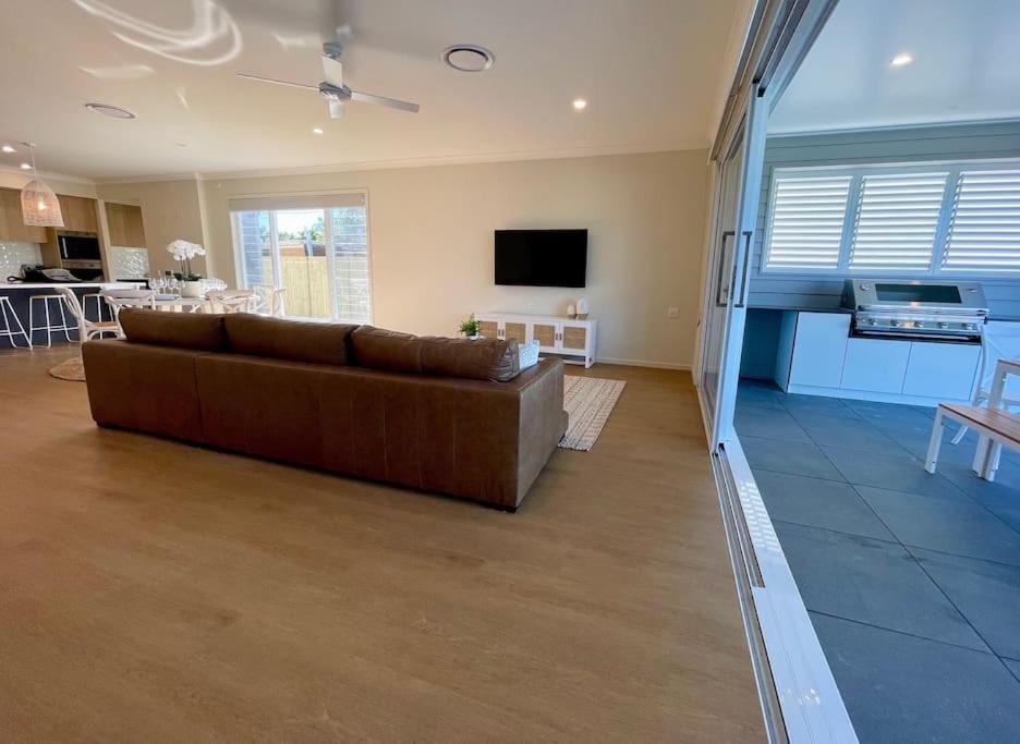 Capri Waterfront Resort-Style 5BR & Pool