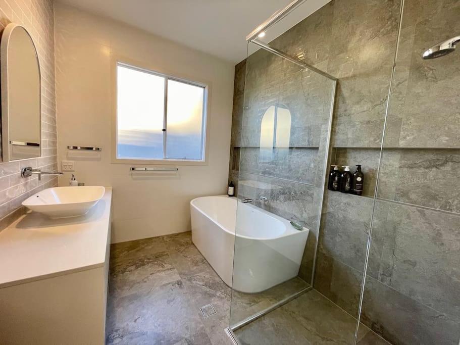 Capri Waterfront Resort-Style 5BR & Pool