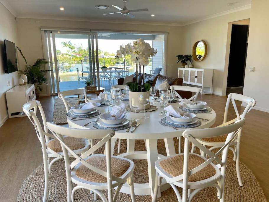 Capri Waterfront Resort-Style 5BR & Pool