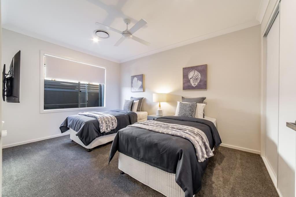 Capri Waterfront Resort-Style 5BR & Pool