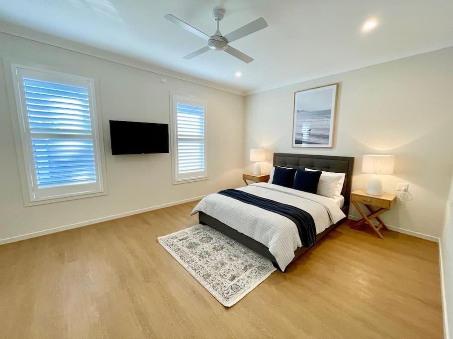 Capri Waterfront Resort-Style 5BR & Pool