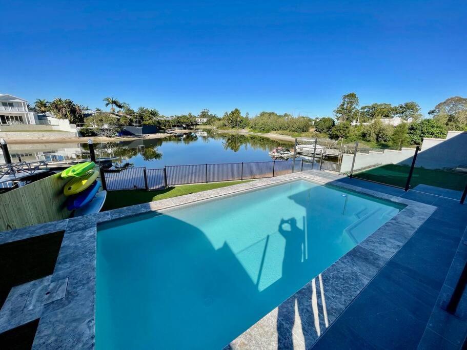 Capri Waterfront Resort-Style 5BR & Pool