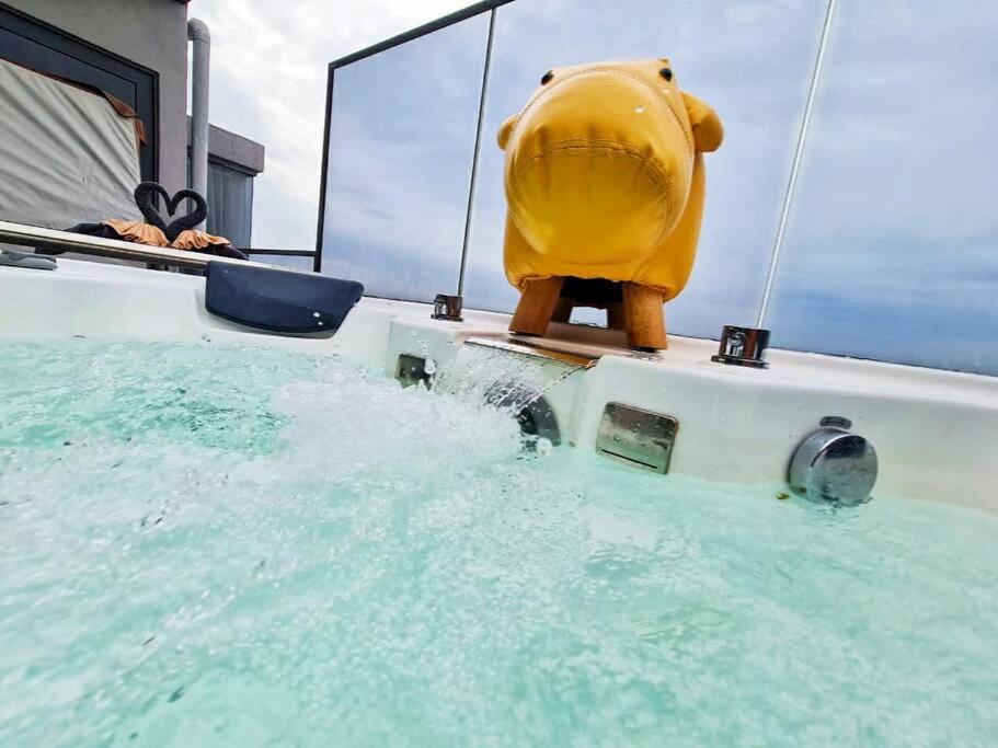 SuperPrivateSPAJacuzzi#UnblockFullySeaView#2bedrooms#Netflix#FreeParking#Balcony#ImperioResindece photo 1