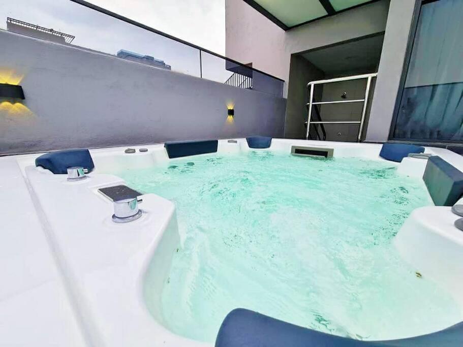 SuperPrivateSPAJacuzzi#UnblockFullySeaView#2bedrooms#Netflix#FreeParking#Balcony#ImperioResindece photo 7