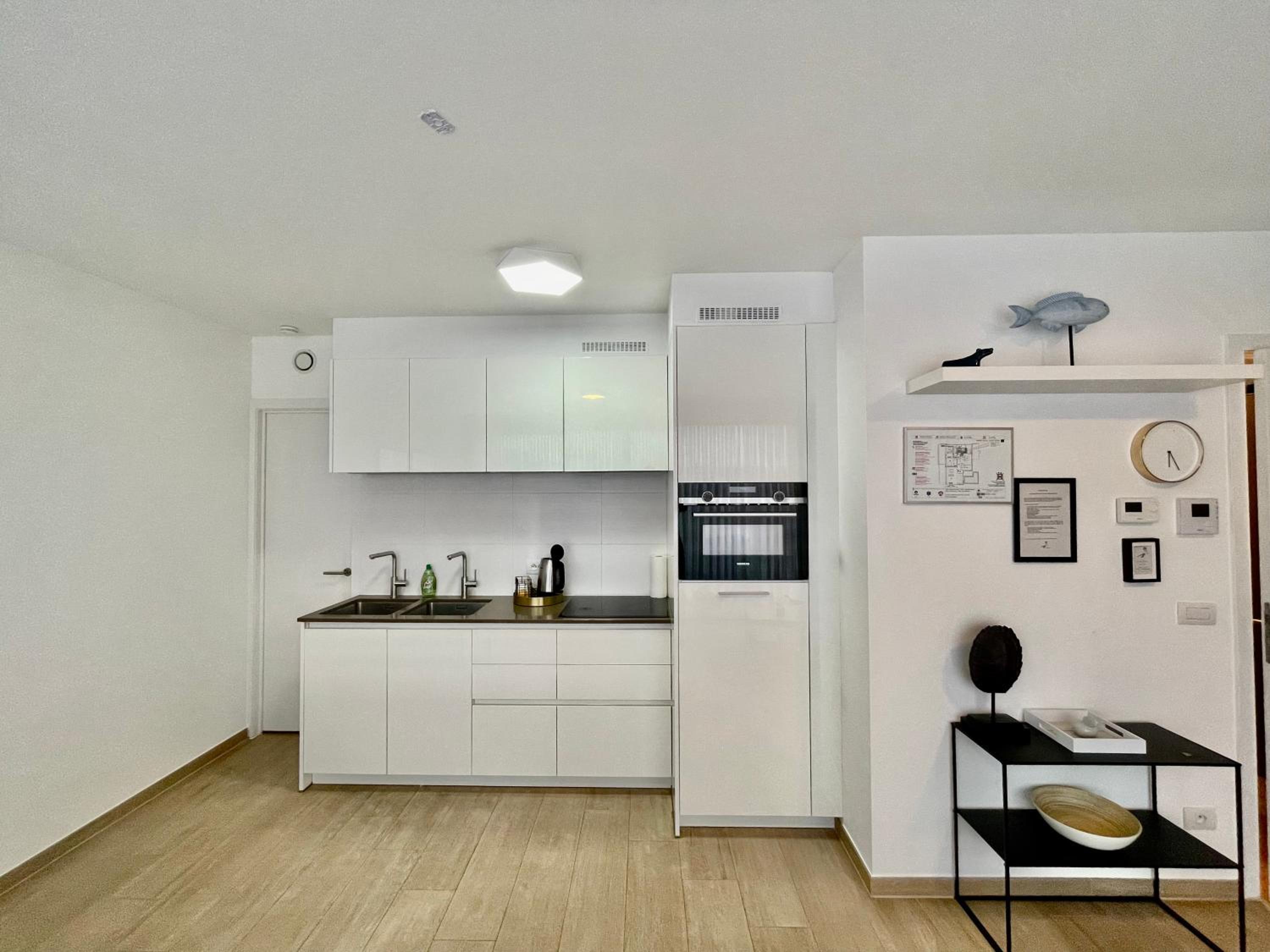 OneLuxStay near Diamond District