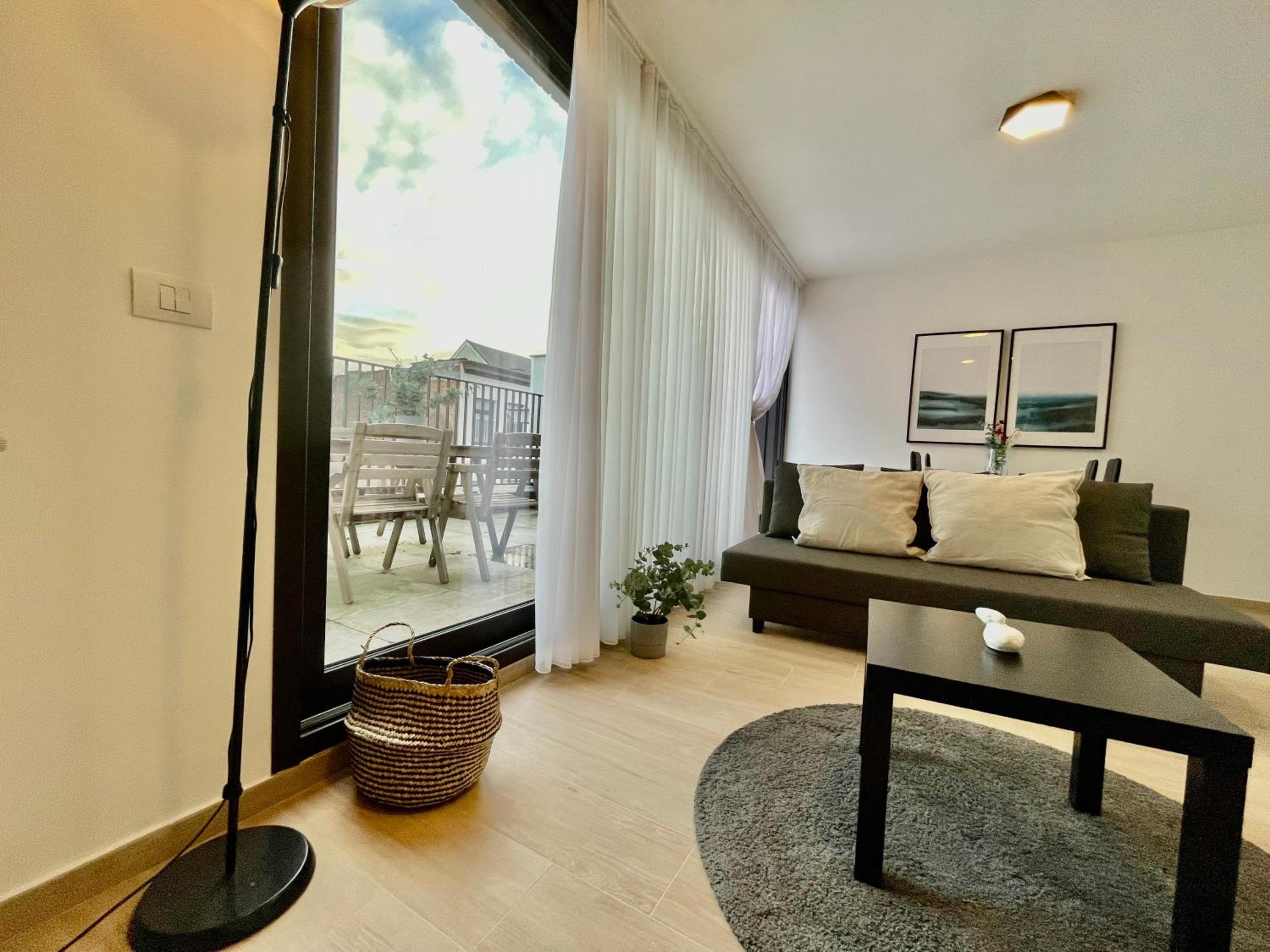 OneLuxStay near Diamond District