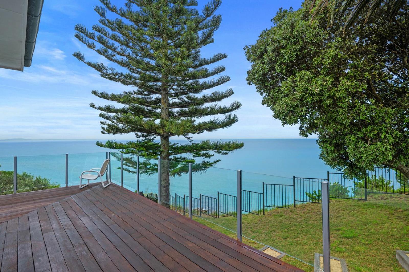 Hilltop Views - Bluff Hill Holiday Home view 3