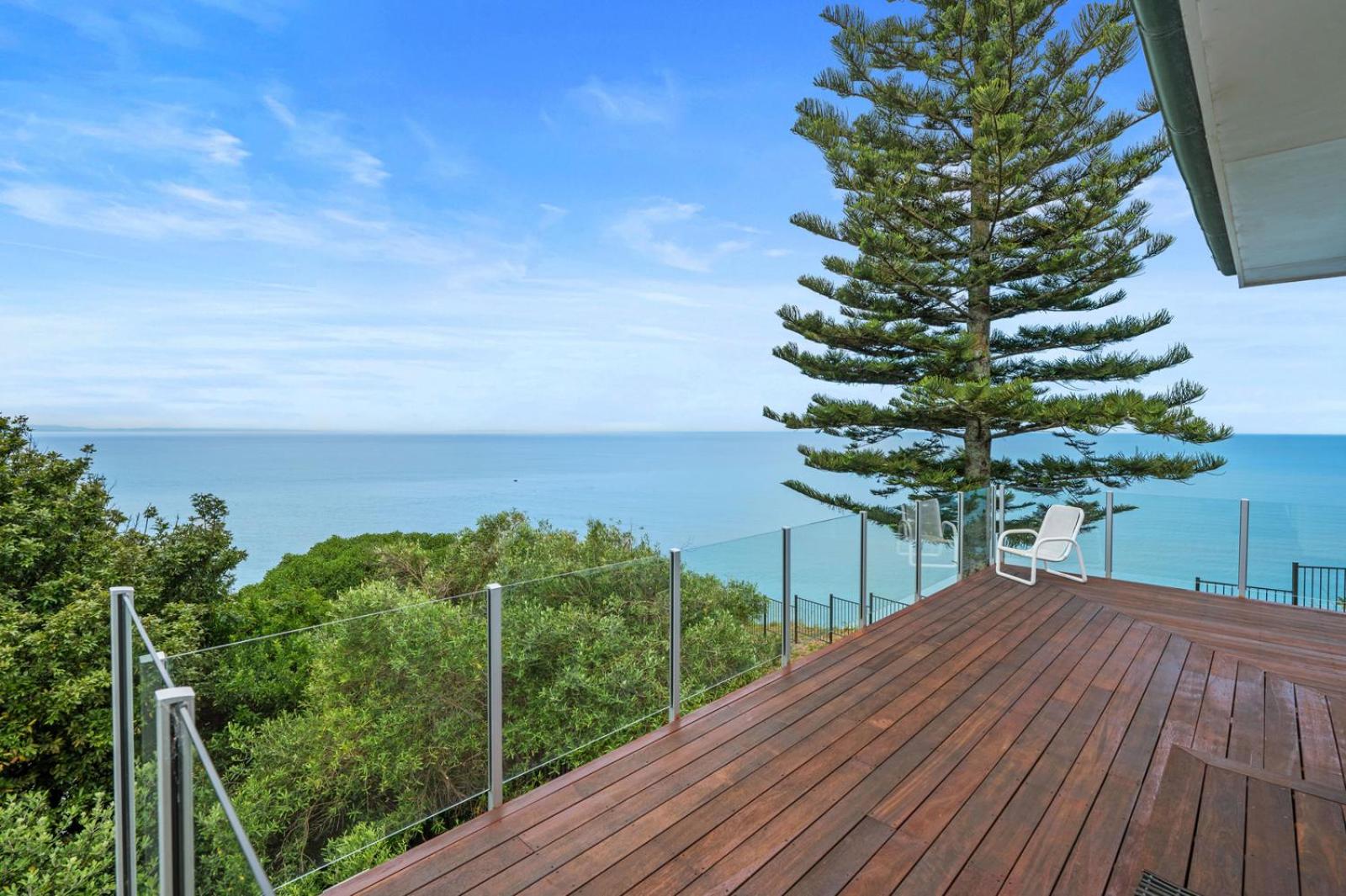 Hilltop Views - Bluff Hill Holiday Home view 2