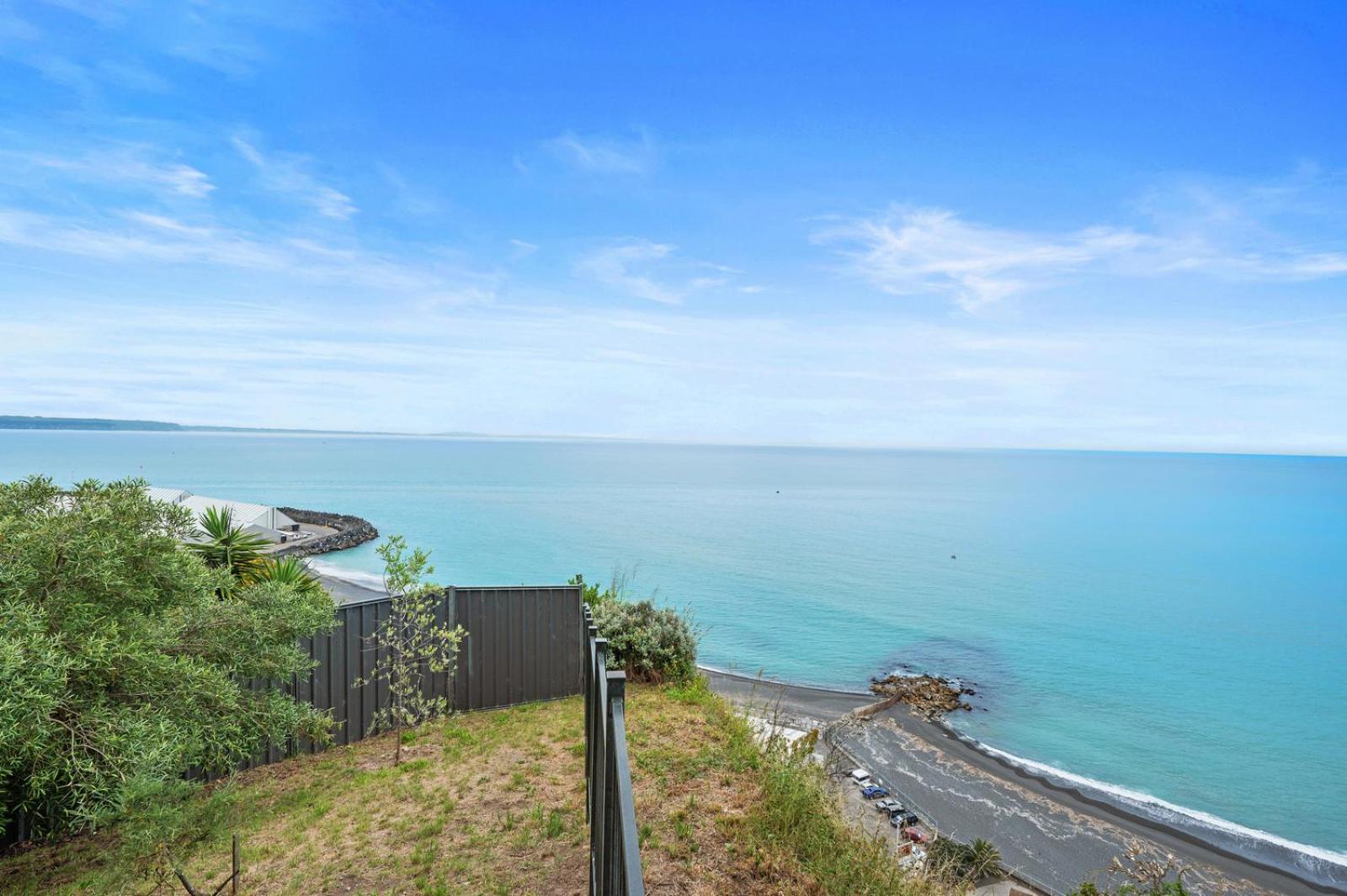 Hilltop Views - Bluff Hill Holiday Home view 4