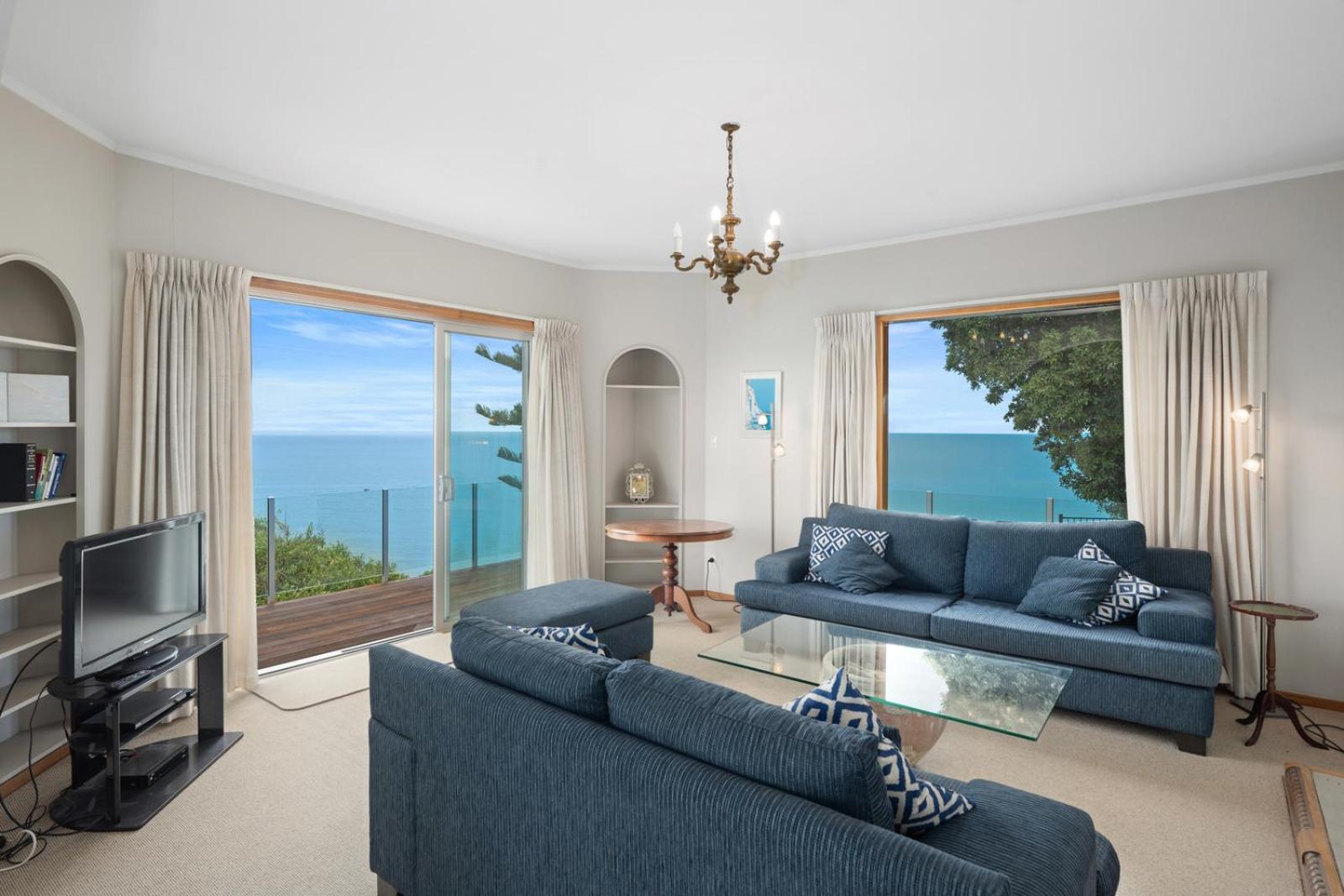 Hilltop Views - Bluff Hill Holiday Home view 5