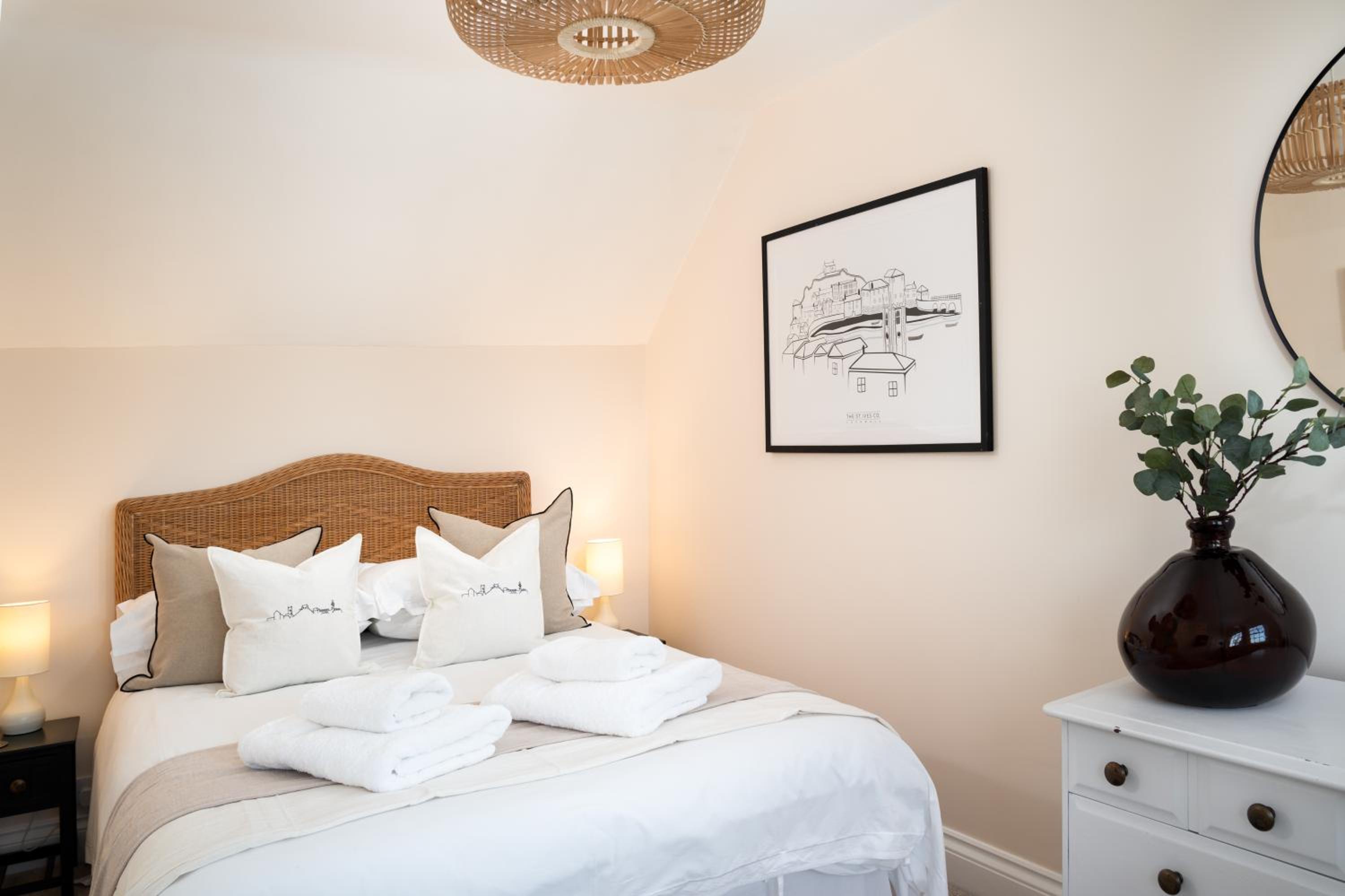 Stylish Two Bedroom Cottage - In Town Centre view 4
