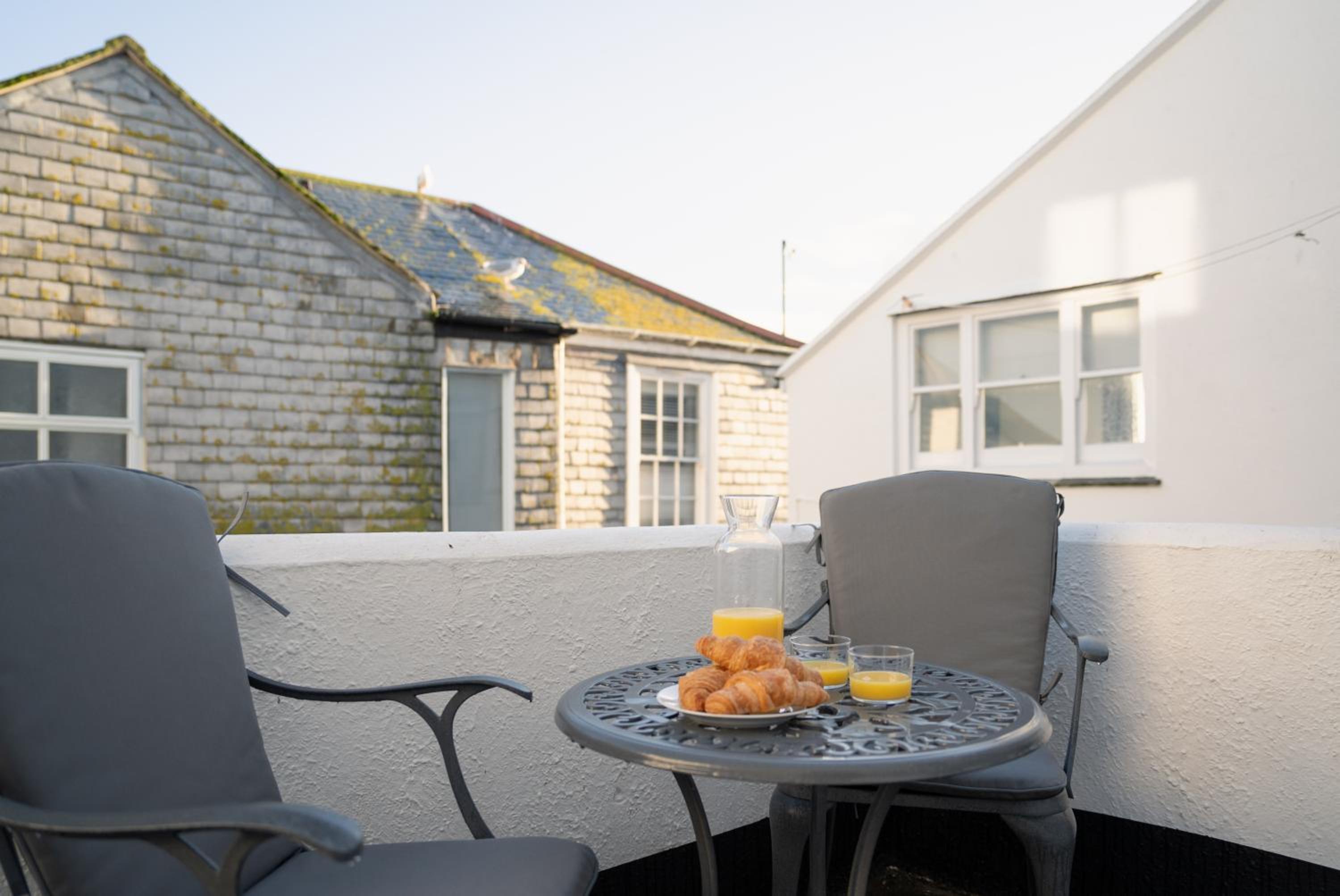 Stylish Two Bedroom Cottage - In Town Centre view 5