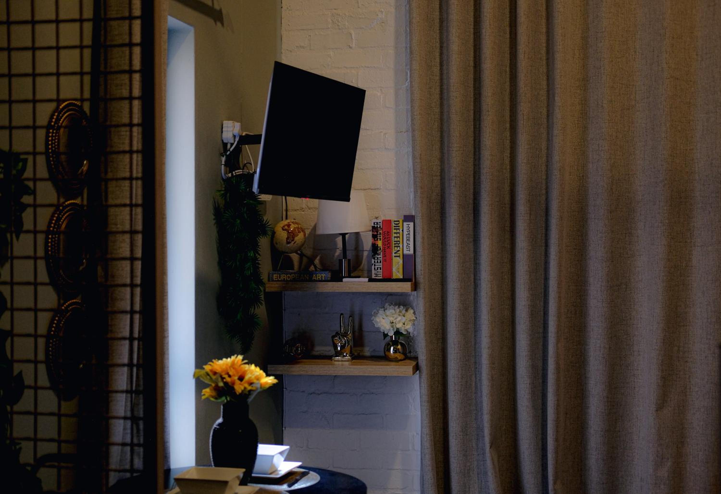 The Artful Cityscape Loft - Serenity In The City