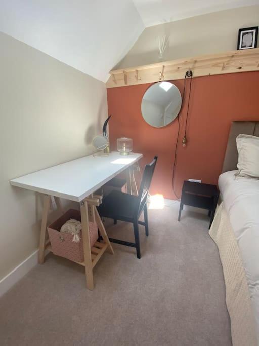 Wee Cottage - Super King bed! view 3