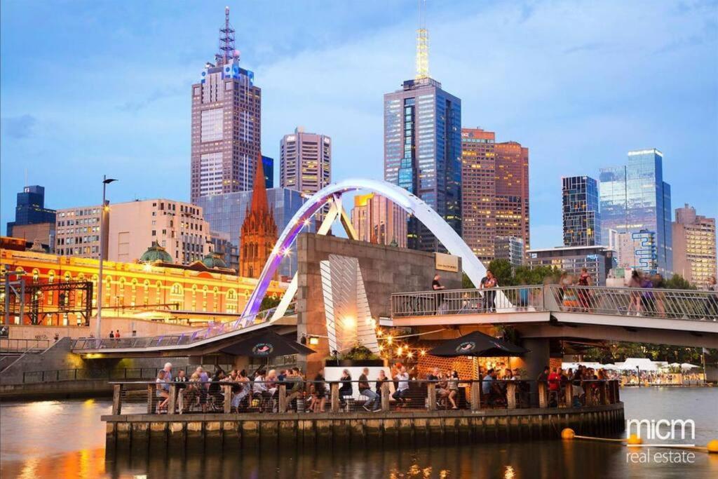 Stylish Southbank apartment Plus Free Parking for 2 Cars