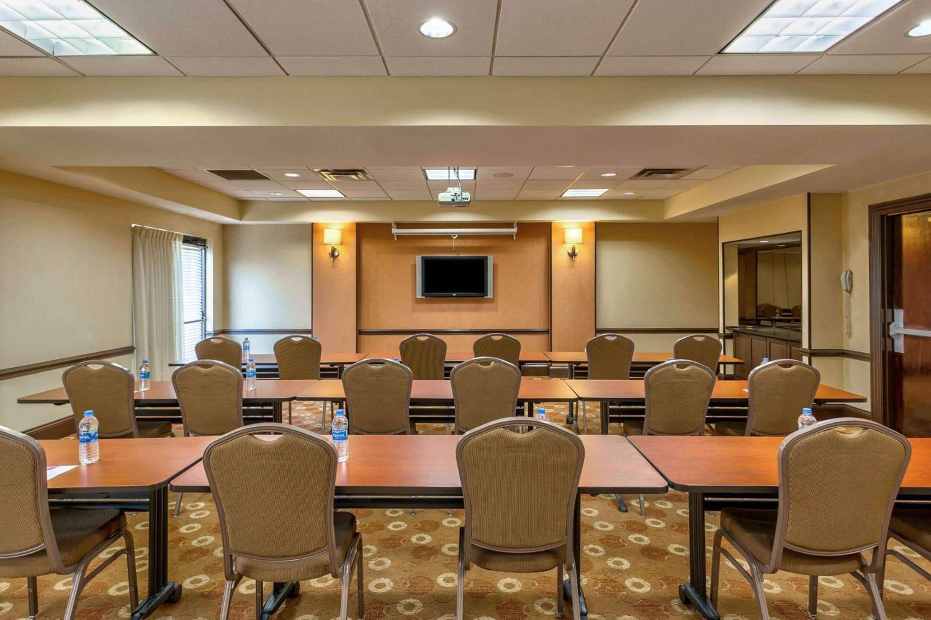 Kansas City Vacations - Wyndham Garden Kansas City Airport - Property Image 14