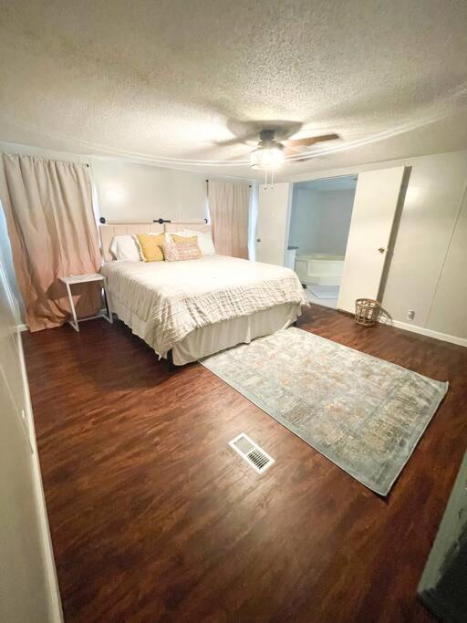 Monroe Vacations - Centrally located 3 bedroom - Property Image 1