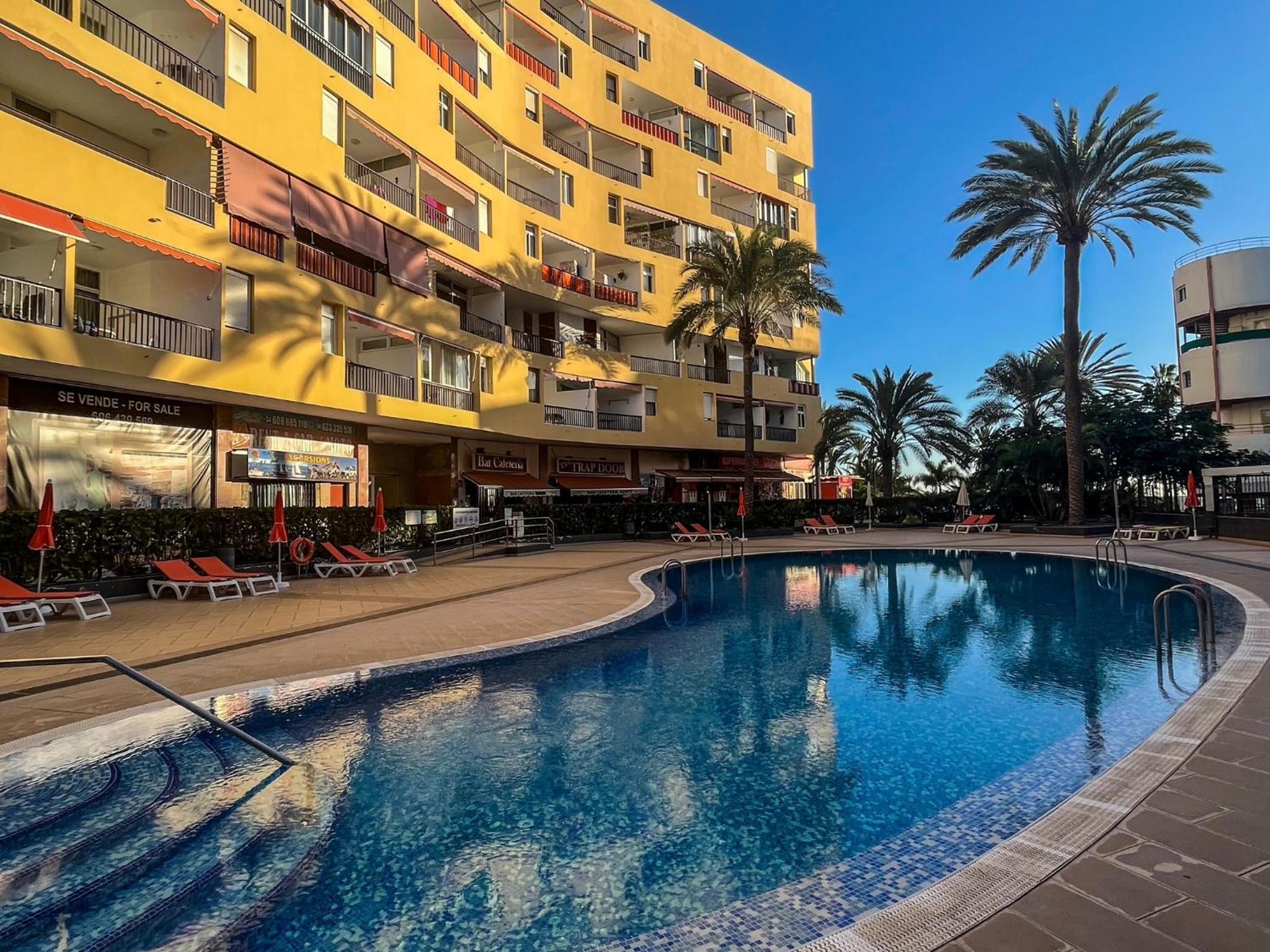 LUXORY DREAMY SUNSET, SeaFront, Direct Access To The Promenade,Wifi,Pool,Free Parking view 3