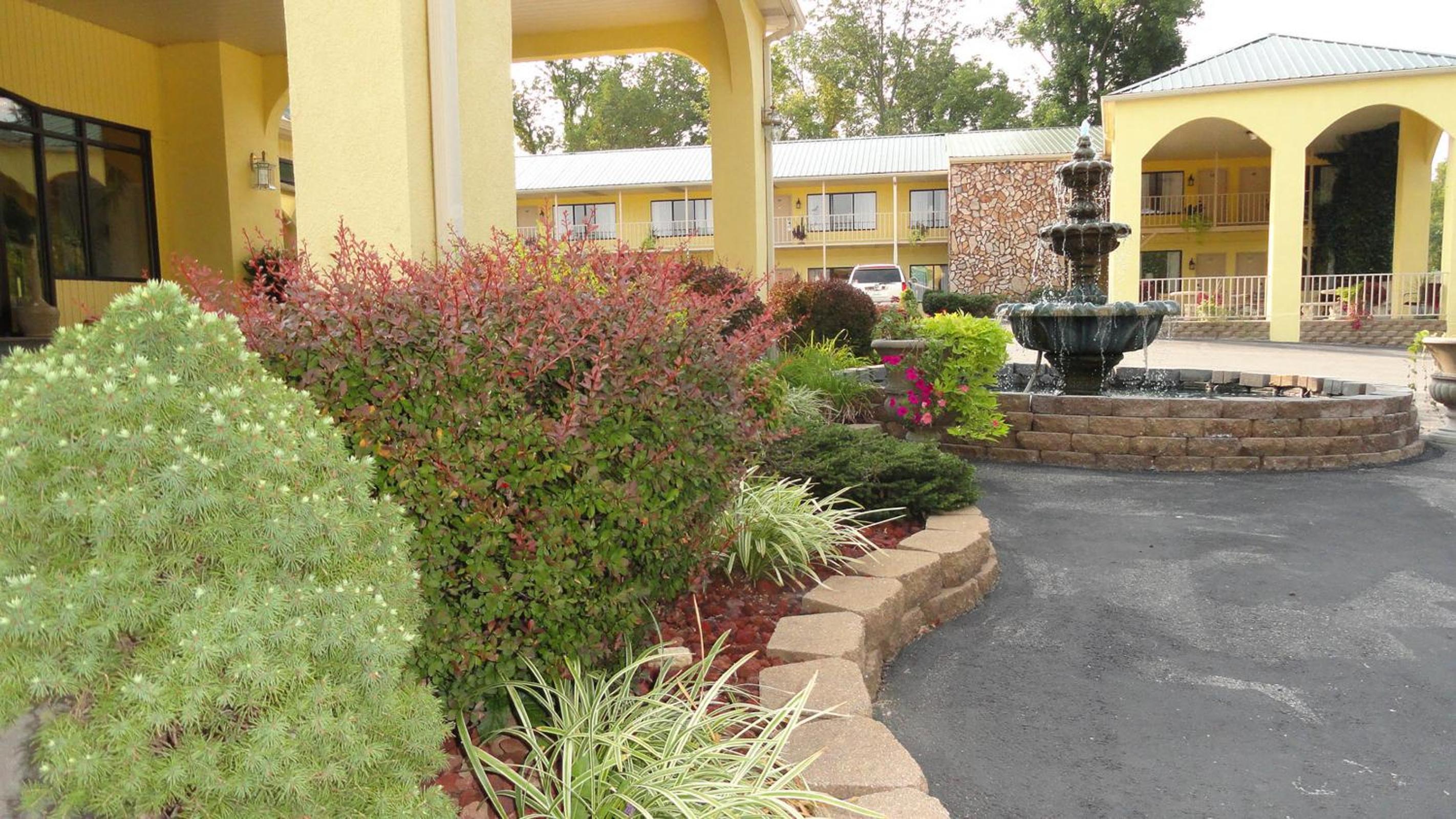 Golden Manor Inn & Suites
