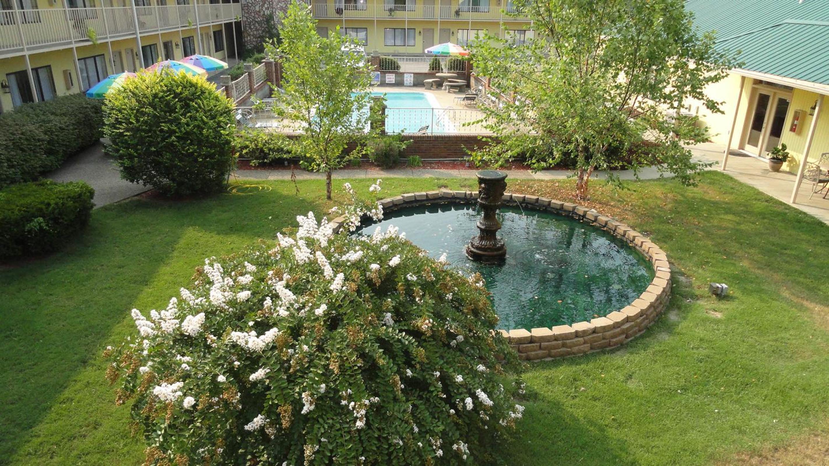 Golden Manor Inn & Suites