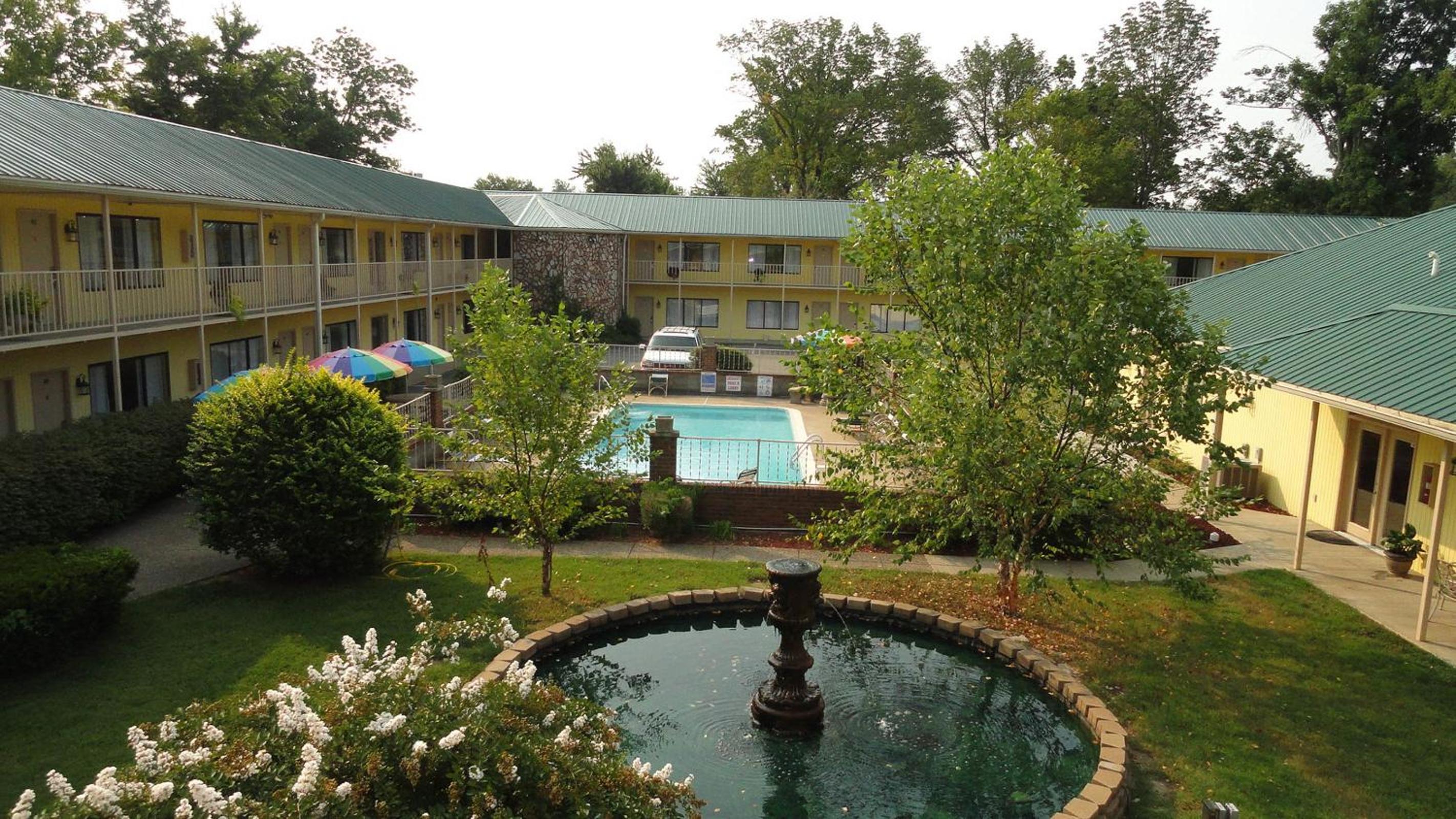 Golden Manor Inn & Suites