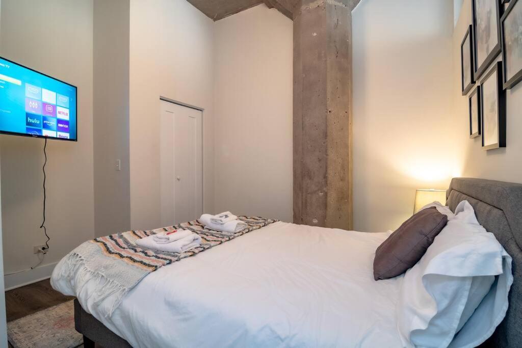 South Loop Chicago 2BR Retreat with Skyline View and Optional Parking for 8 guests Near McCormick Place and Soldier Field photo 5