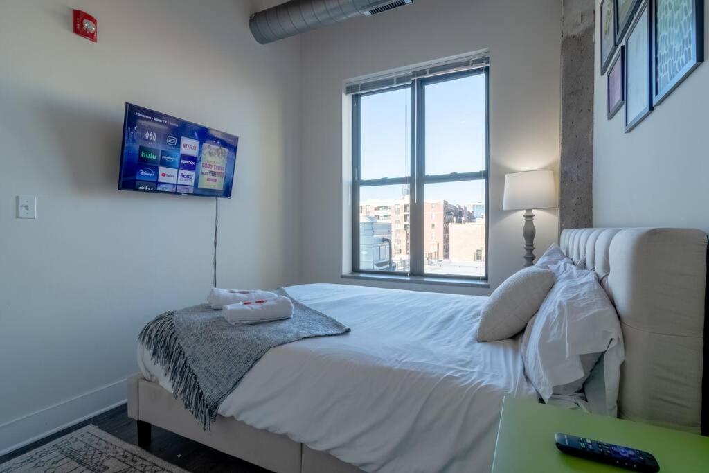 South Loop Chicago 2BR Retreat with Skyline View and Optional Parking for 8 guests Near McCormick Place and Soldier Field photo 2