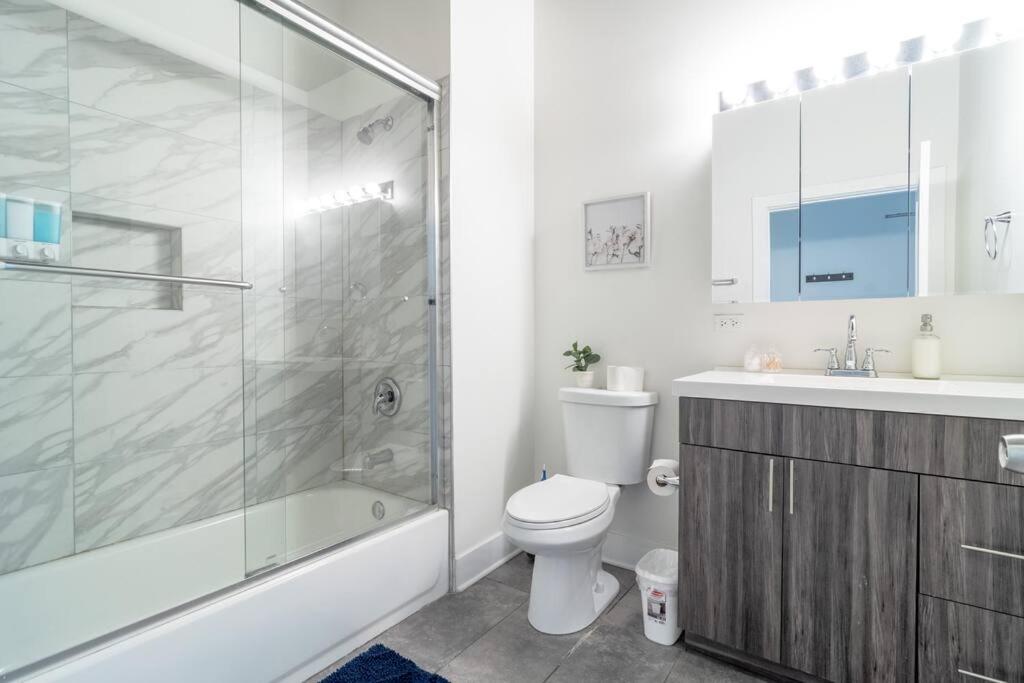South Loop Chicago 2BR Retreat with Skyline View and Optional Parking for 8 guests Near McCormick Place and Soldier Field photo 3