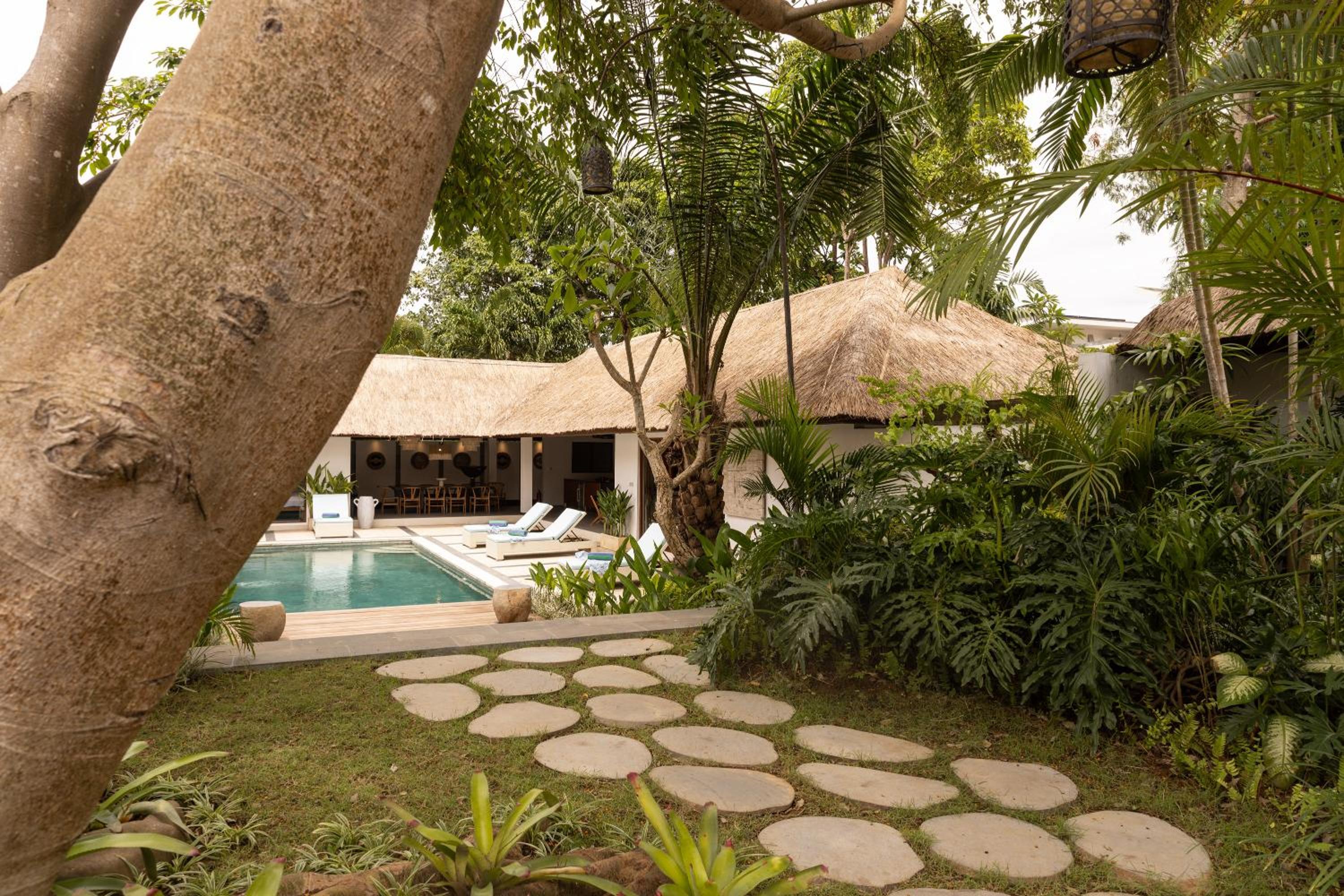 Spaceous 6BR Villa with Garden - Perfect for Groups & Families view 4