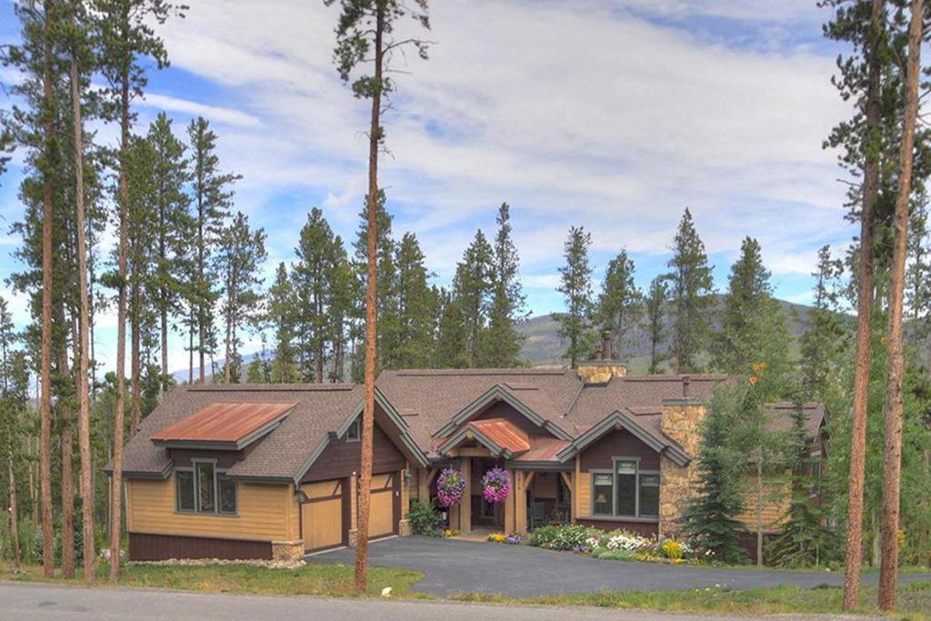 Moose Crossing Lodge