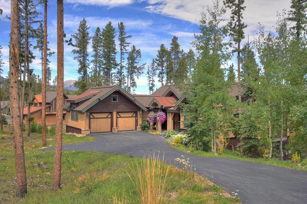 Moose Crossing Lodge