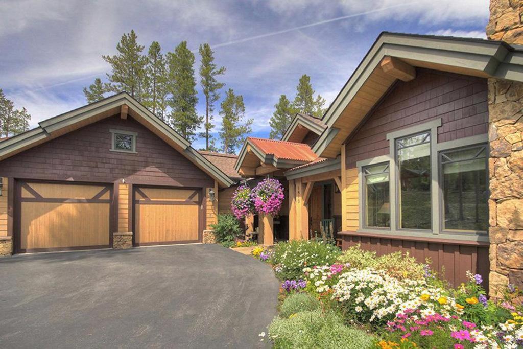 Moose Crossing Lodge