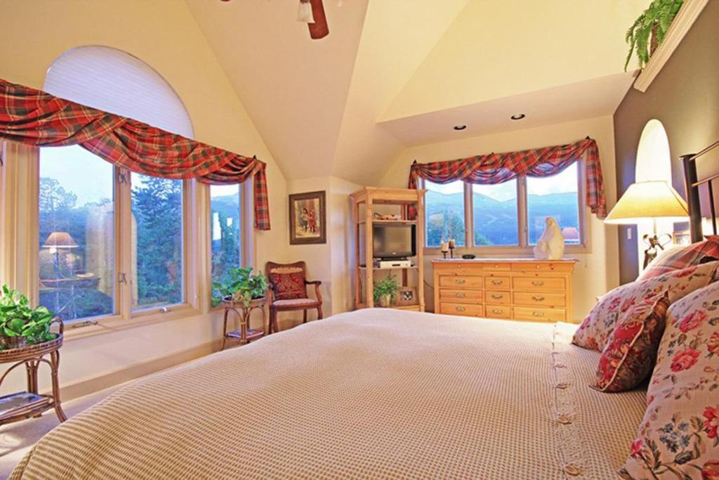 Lincoln Place Chalet