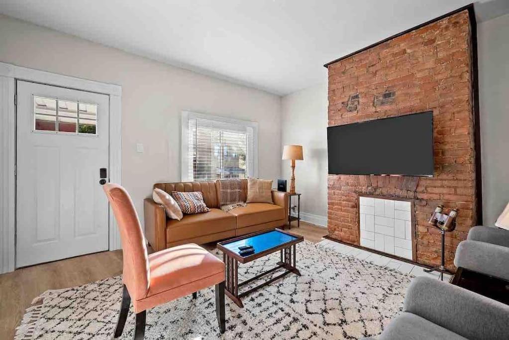 Hip and Bright Lawerenceville 2 Bed Easy Parking view 4