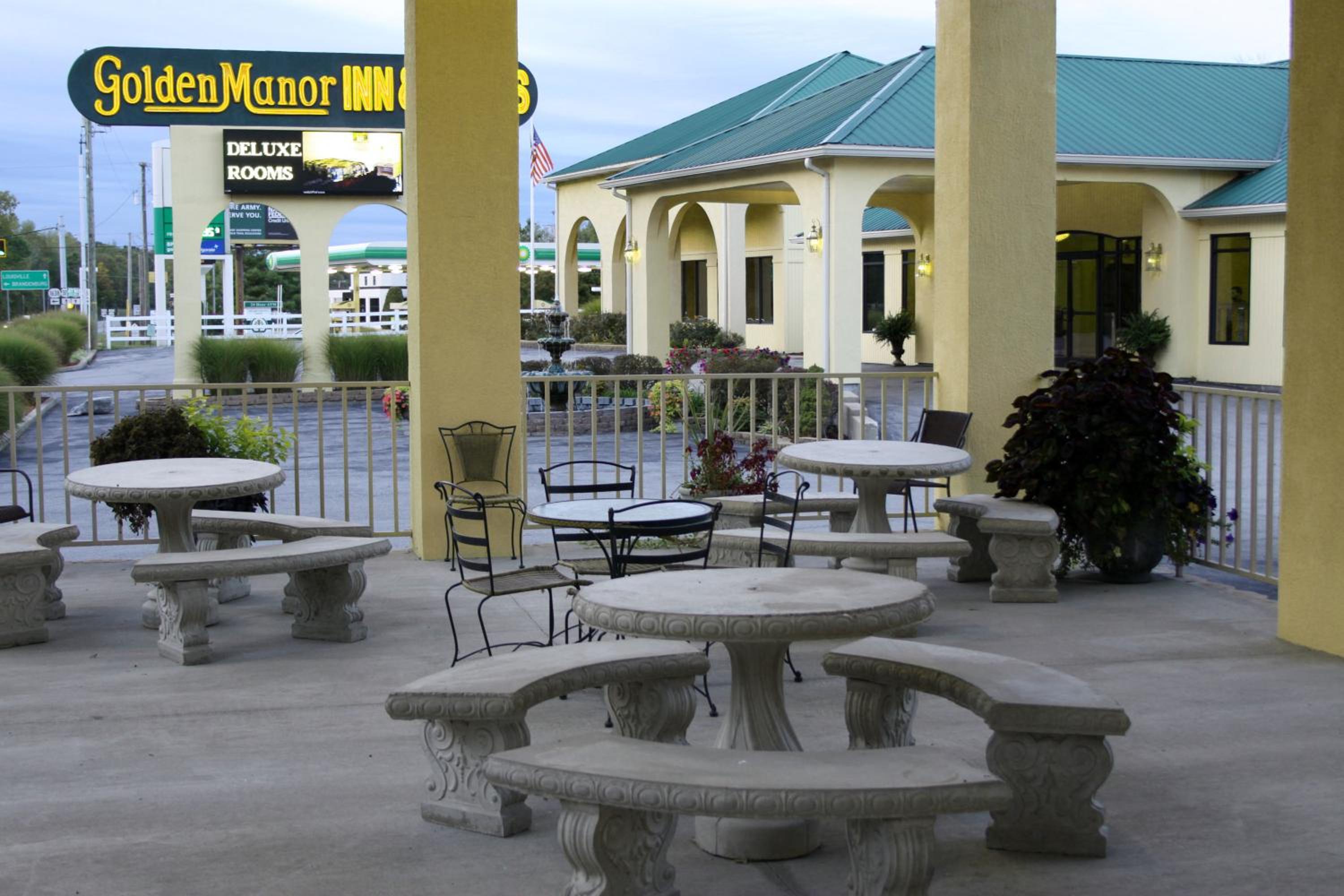 Golden Manor Inn & Suites