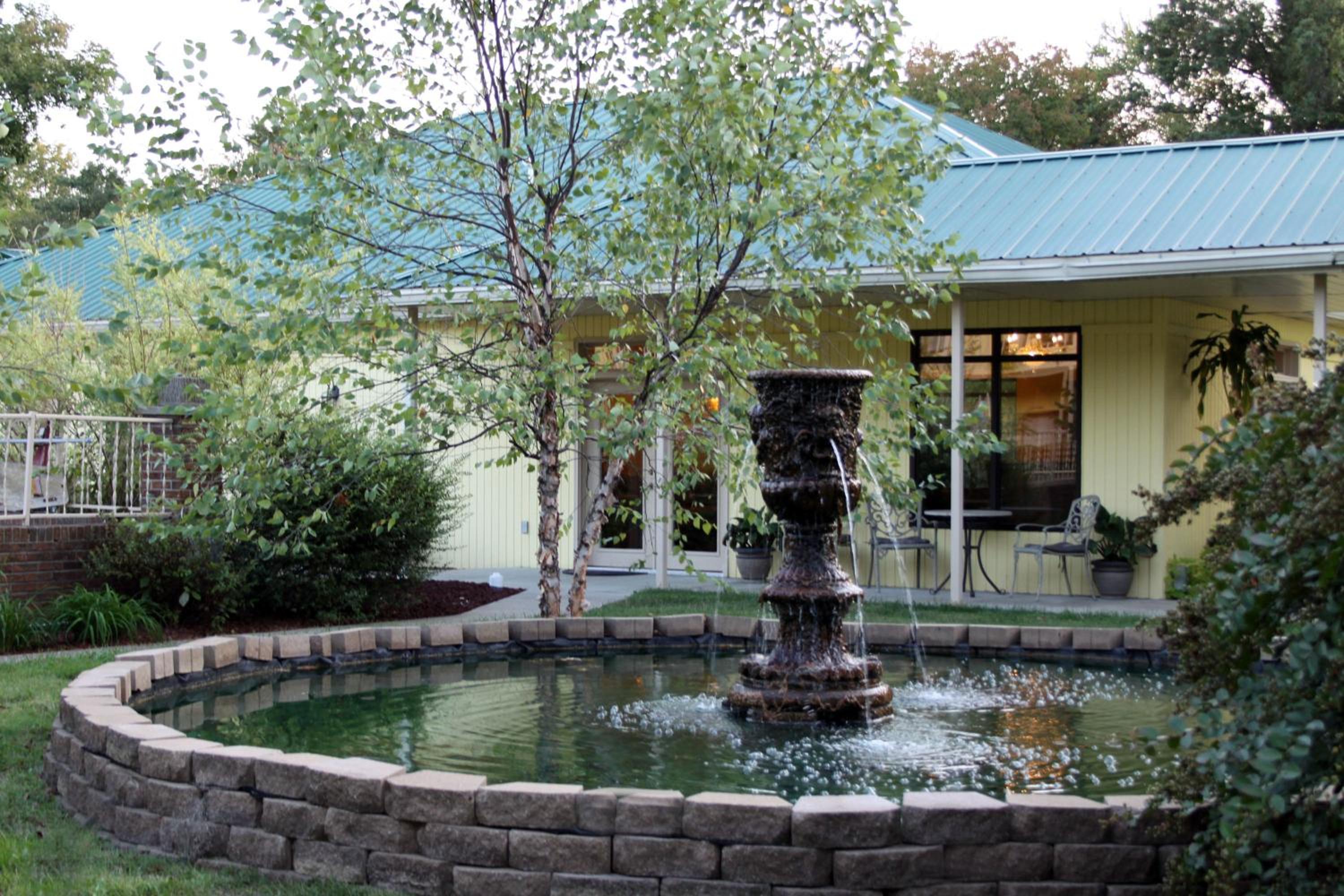 Golden Manor Inn & Suites