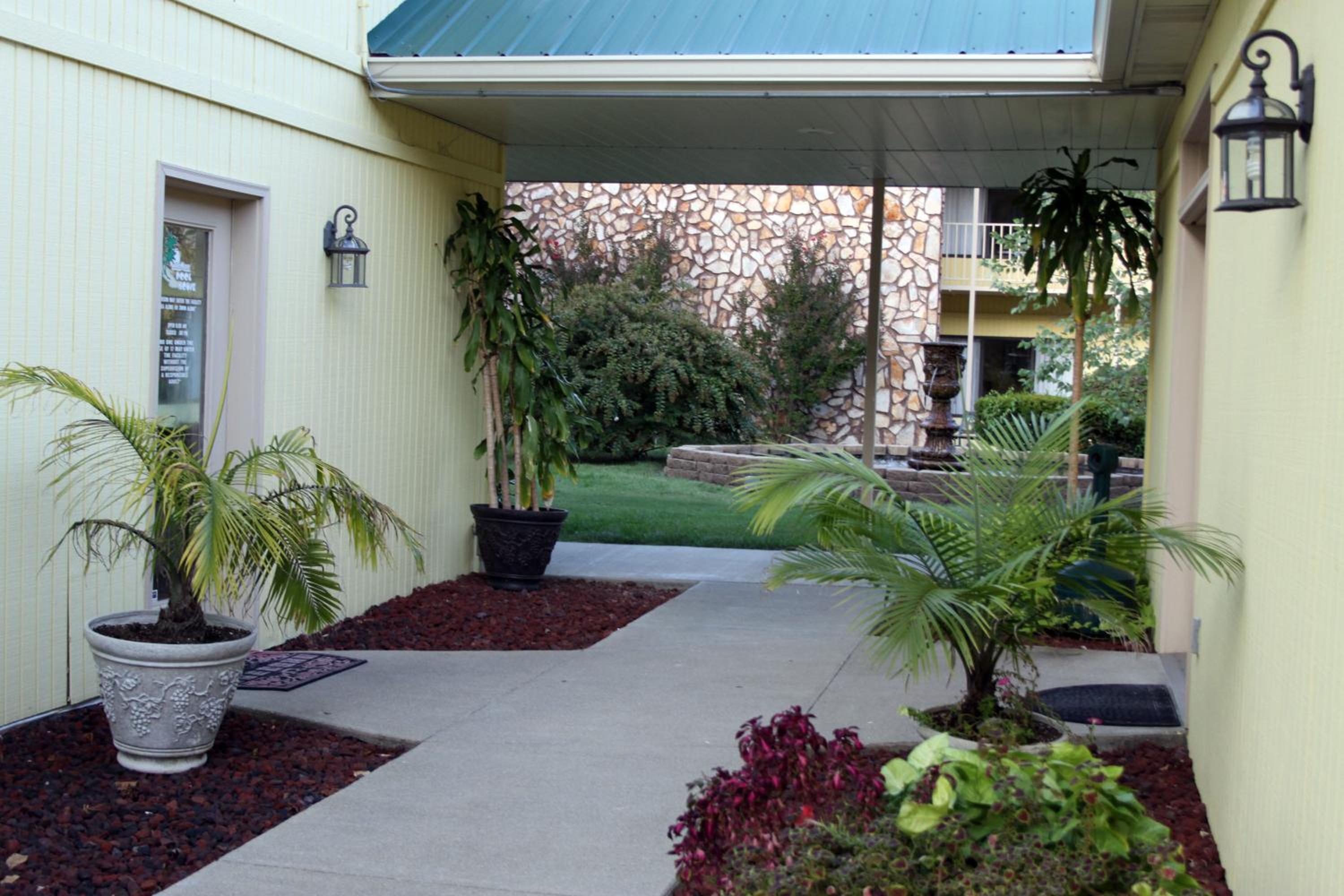 Golden Manor Inn & Suites
