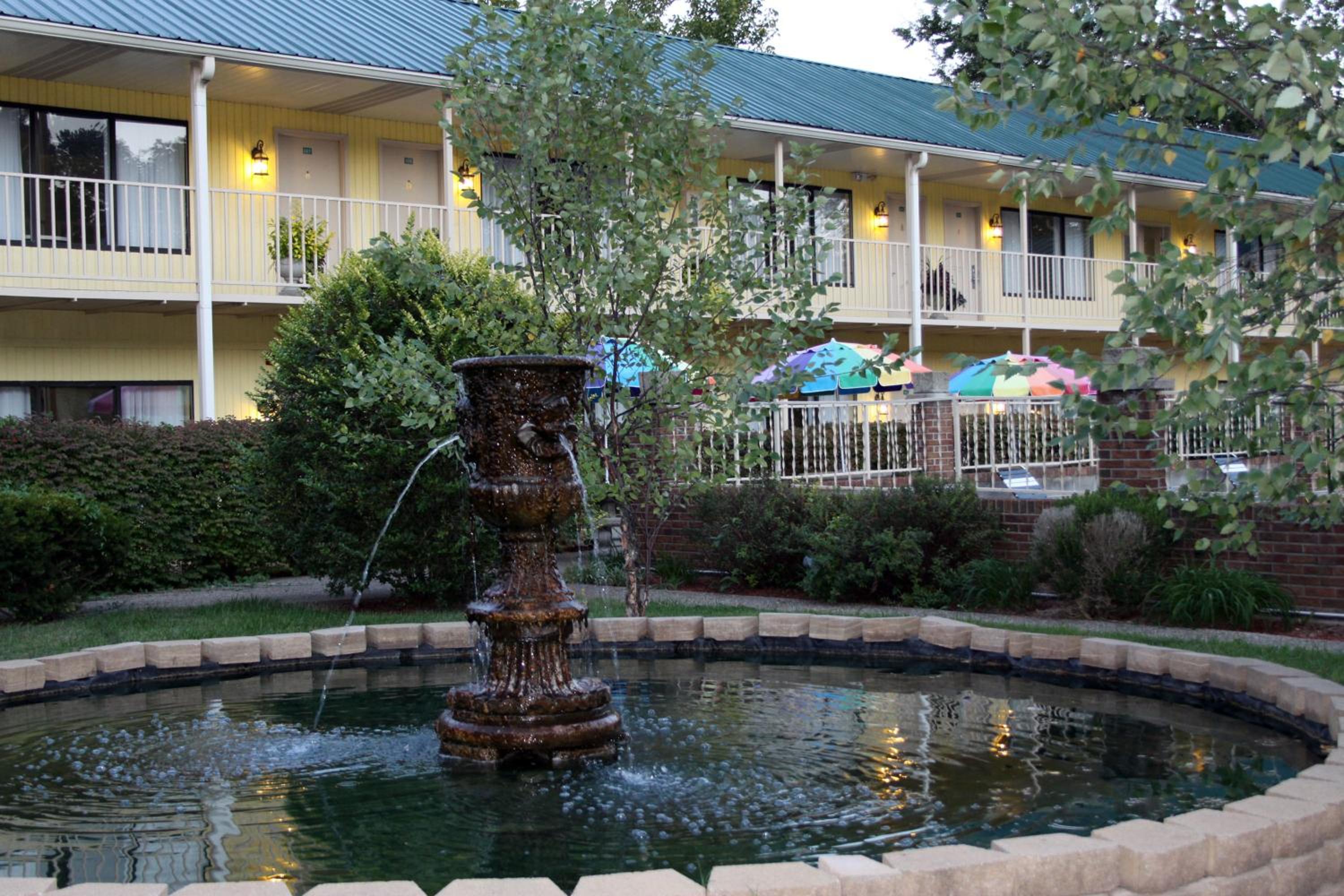 Golden Manor Inn & Suites