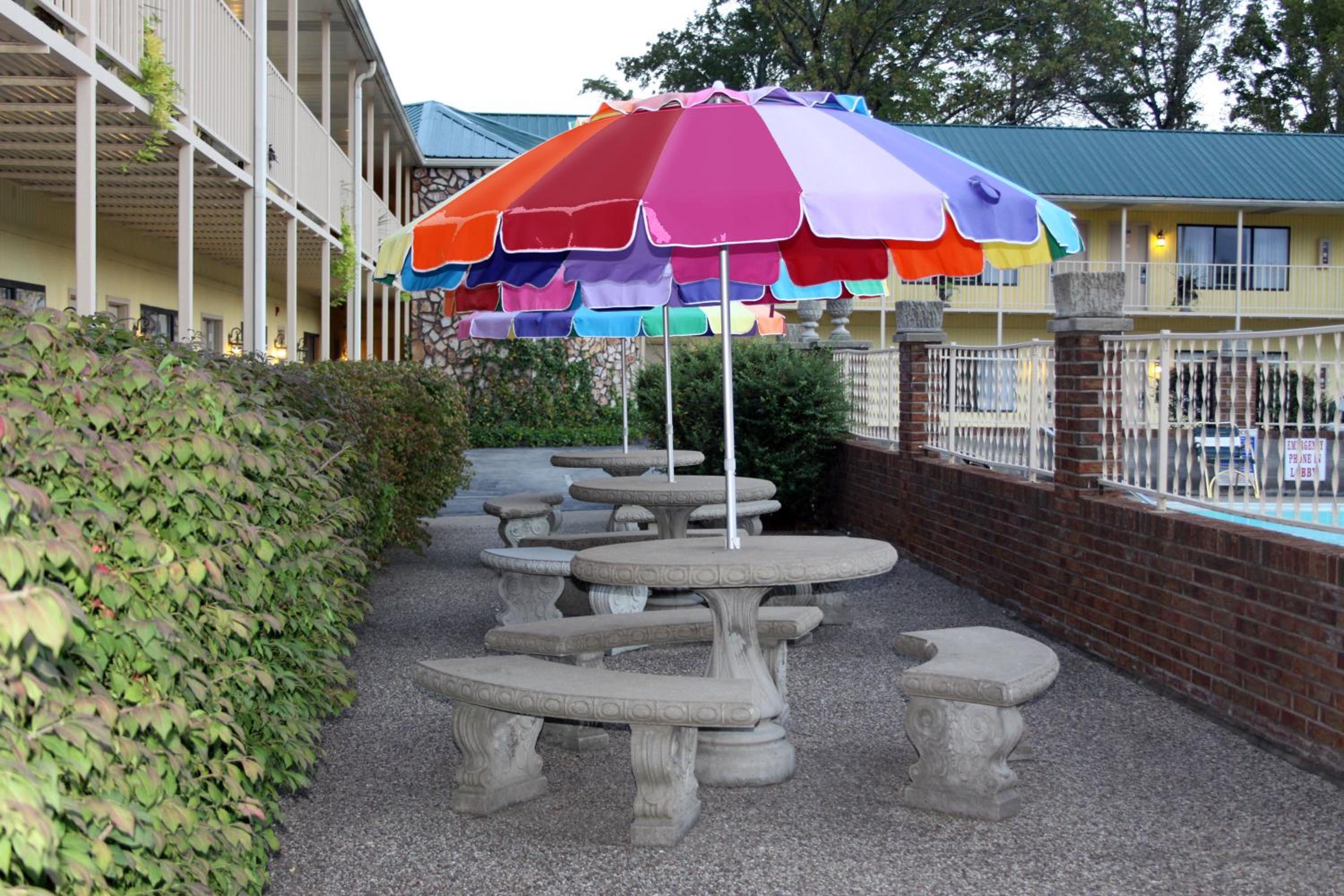 Golden Manor Inn & Suites