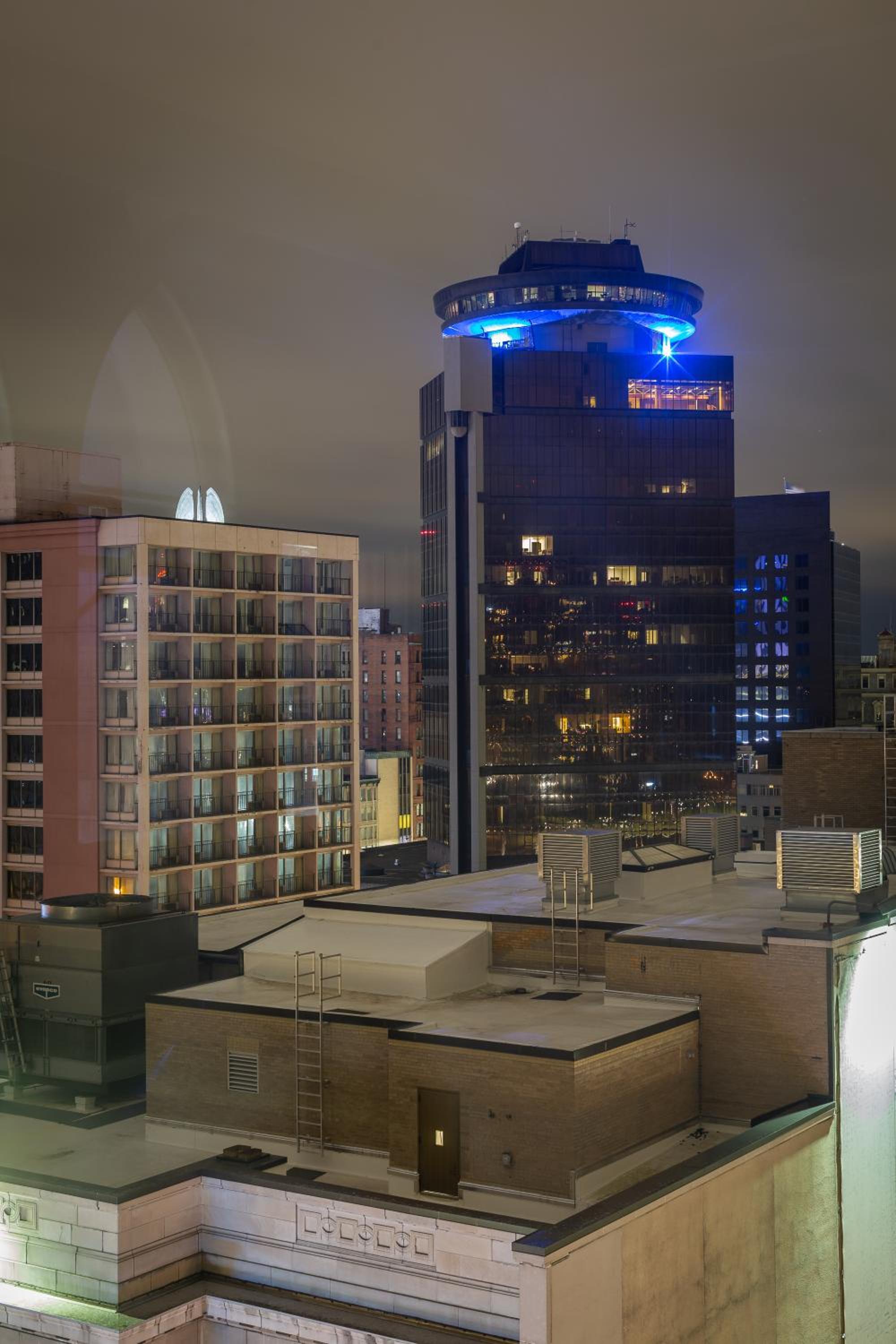 Hotel King bed w/ Panoramic Views of DT! - Image 1