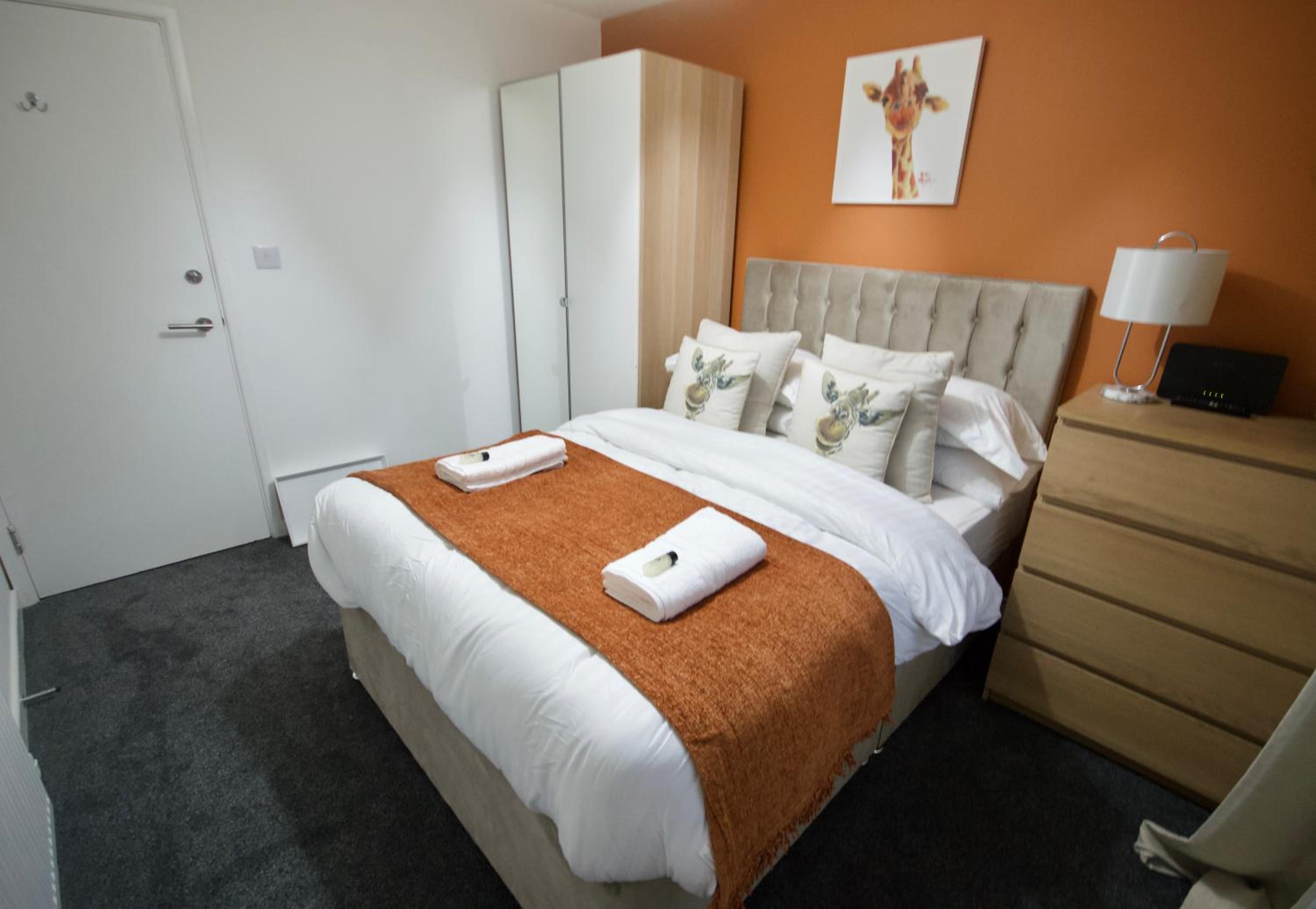 GF Apartment sleeps5 near Coventry City Centre with FREE SECURE gated parking