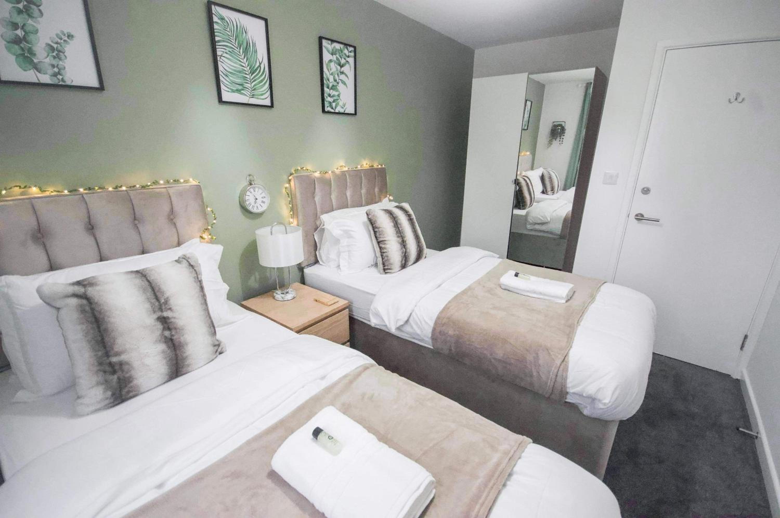 GF Apartment sleeps5 near Coventry City Centre with FREE SECURE gated parking