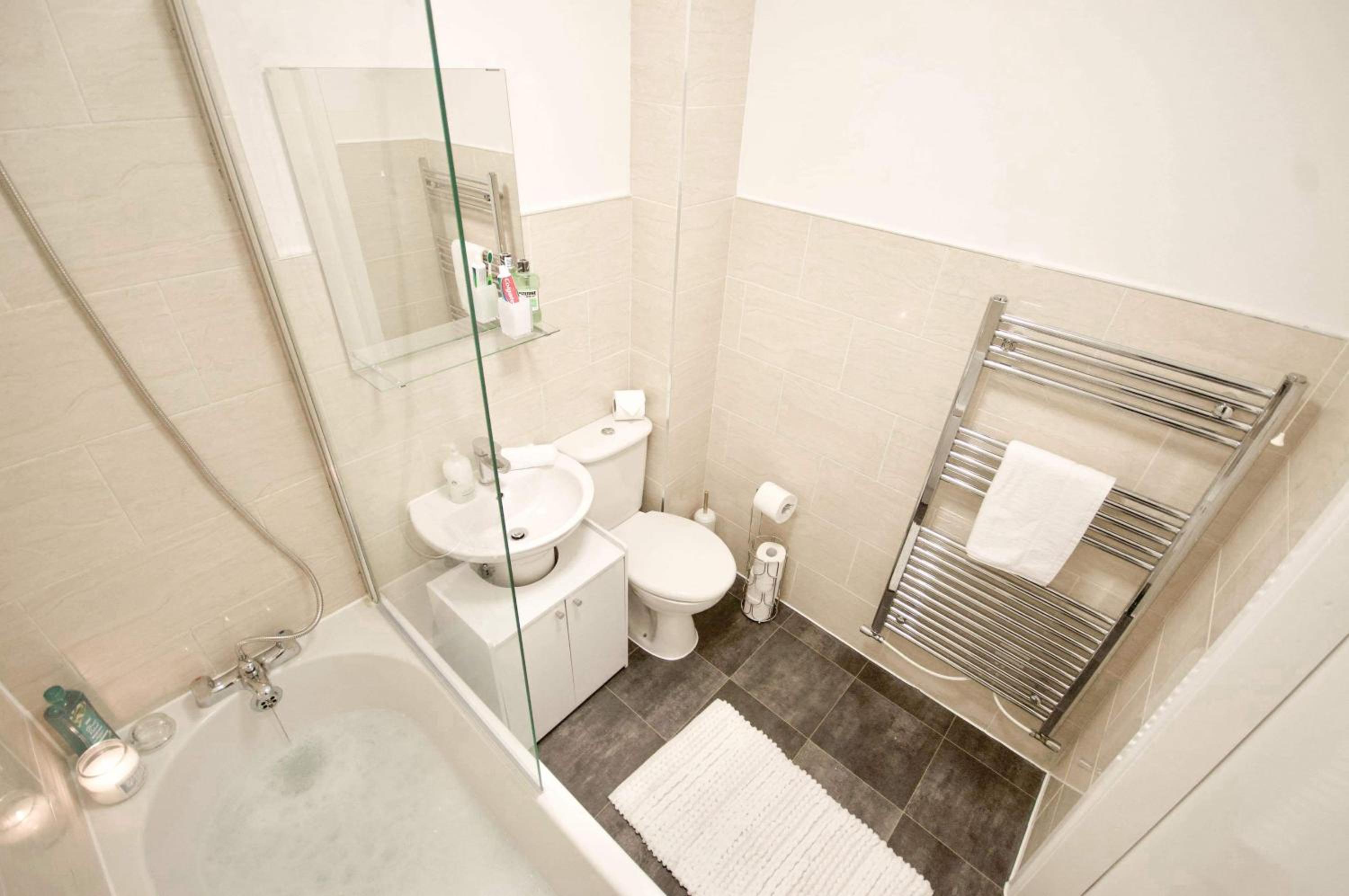 GF Apartment sleeps5 near Coventry City Centre with FREE SECURE gated parking