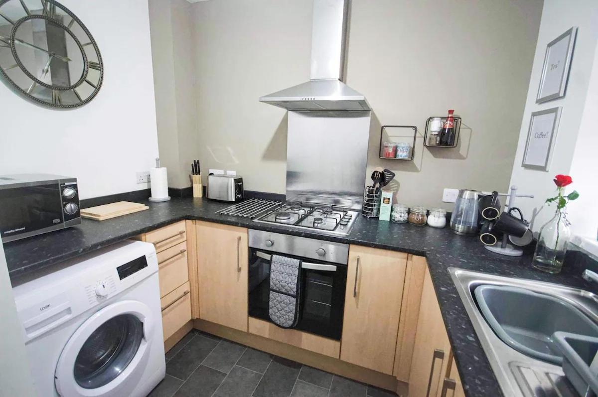 GF Apartment sleeps5 near Coventry City Centre with FREE SECURE gated parking