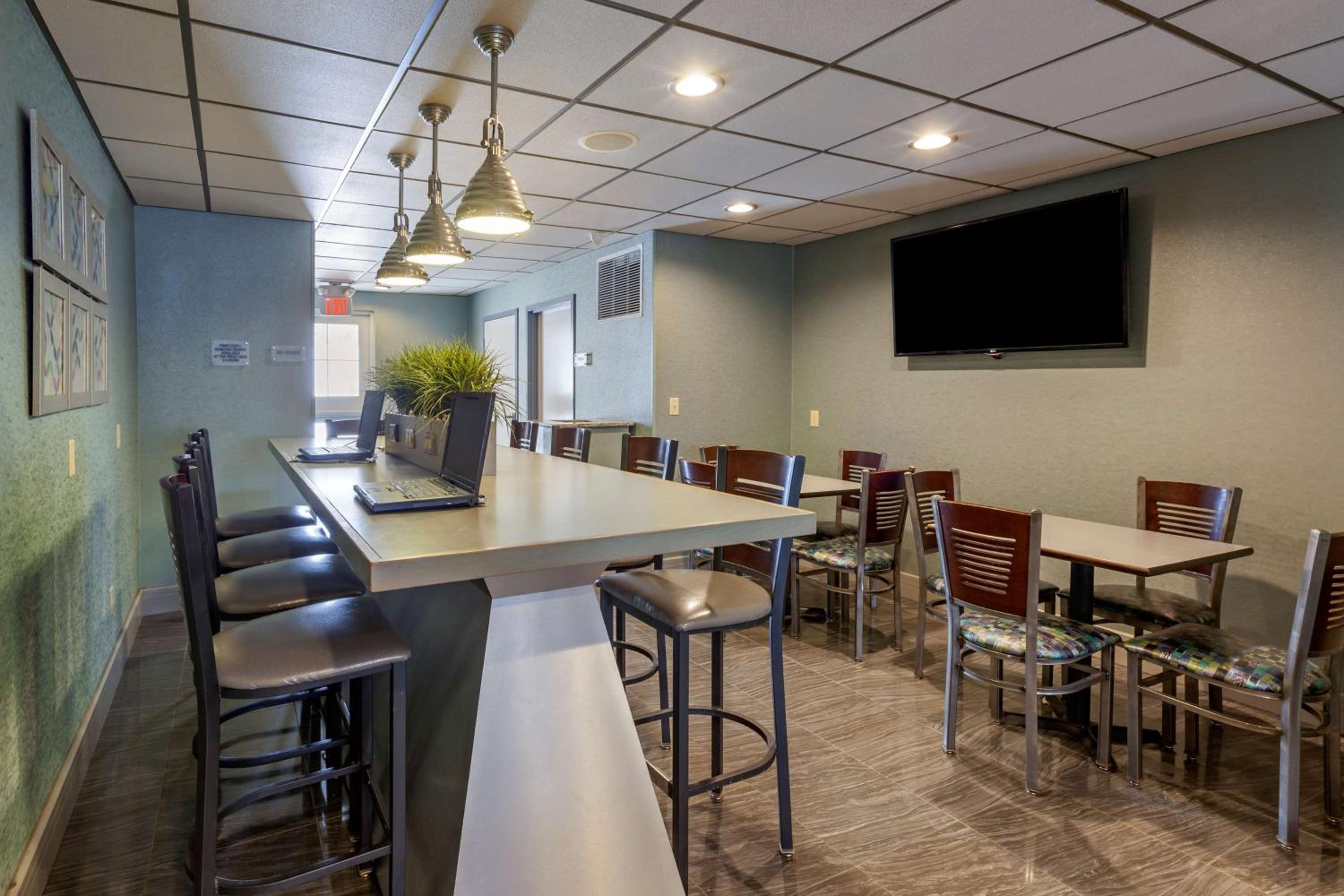 Woodstock Vacations - Best Western Plus Woodstock Inn  Suites - Property Image 8