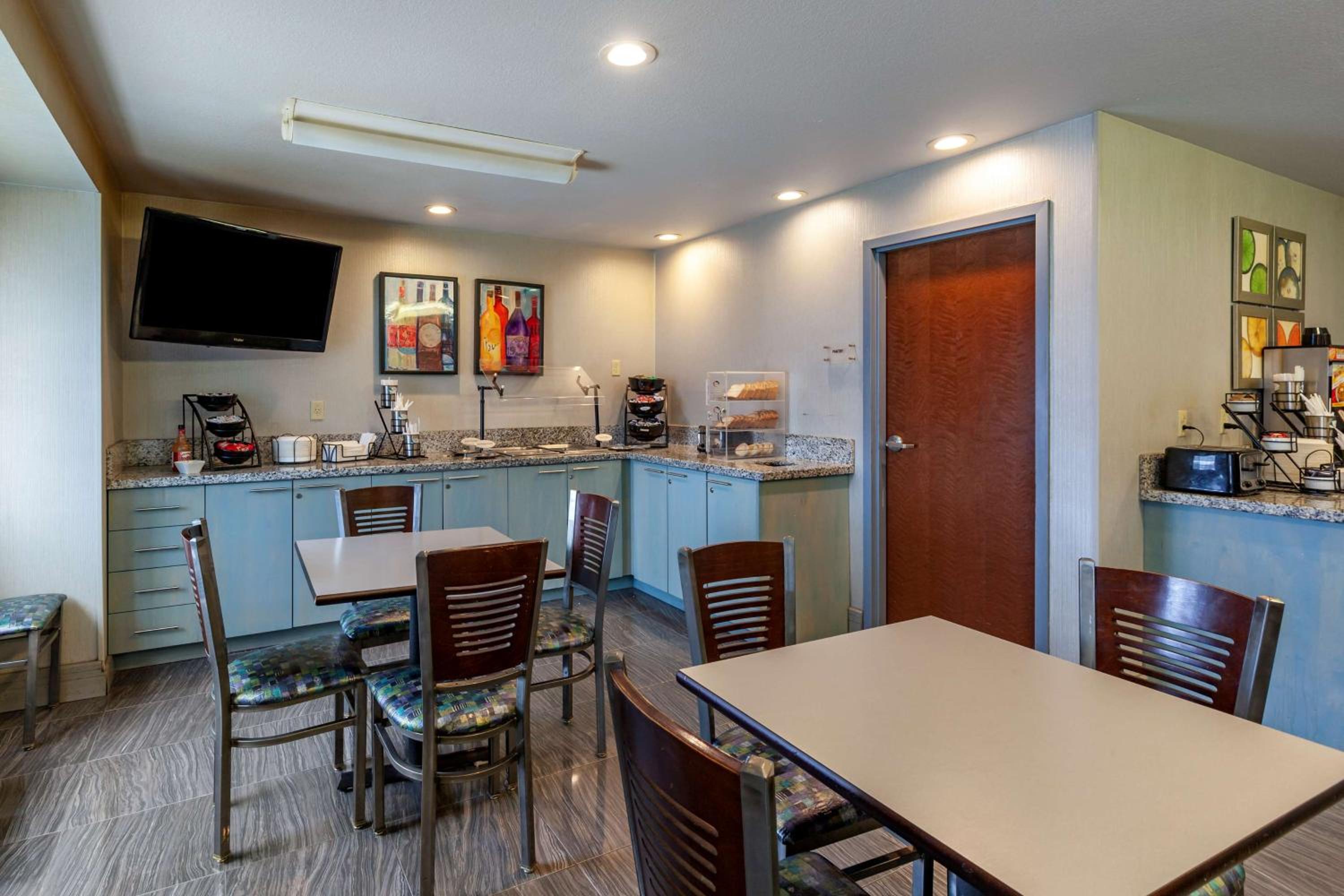 Woodstock Vacations - Best Western Plus Woodstock Inn  Suites - Property Image 2