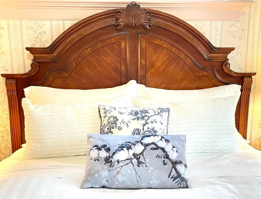Parlor Suite in Heritage Manor, Fairfield, near DT