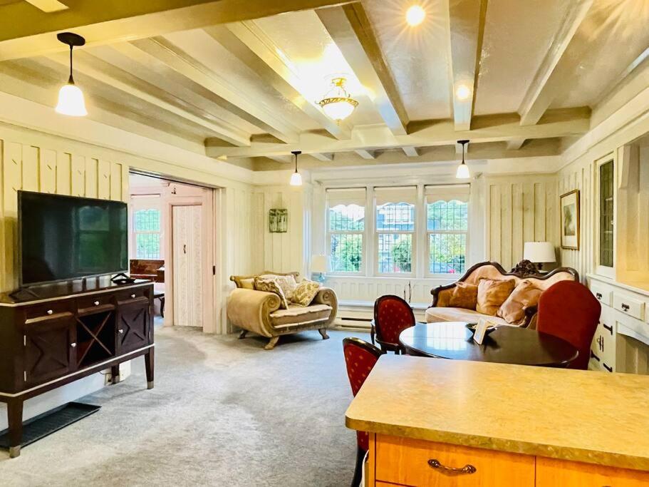 Parlor Suite in Heritage Manor, Fairfield, near DT
